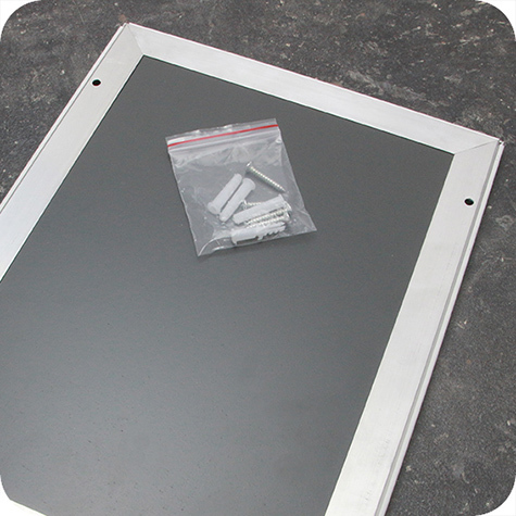 legatoria Cornice alluminio. scatto. A1 BIANCA BIANCA, ANGOLI SQUADRATI. Per fogli di dimensione A1(594x841mm). Dimensioni esterne: 625x870mm. Area visibile: 575x820mm. Altezza profilo: 25mm. La cornice � dotata di foglio protettivo in PVC trasparente antiriflesso.