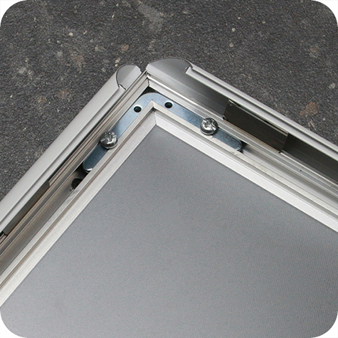 legatoria Cornice alluminio. scatto. A1 BIANCA BIANCA, ANGOLI SQUADRATI. Per fogli di dimensione A1(594x841mm). Dimensioni esterne: 625x870mm. Area visibile: 575x820mm. Altezza profilo: 25mm. La cornice � dotata di foglio protettivo in PVC trasparente antiriflesso.