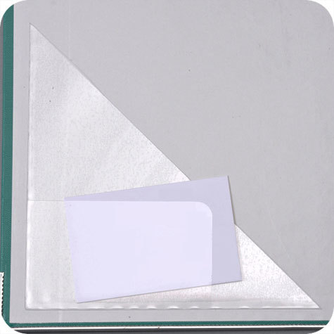 legatoria Tasca triangolare autoadesiva con portabiglietti, 150x150mm Corner pocket. Busta triangolare isoscele adesiva in vinile trasparente (colla acrilica trasparente) da applicare sul lato sinistro, con bustina portabiglietti da visita 94x56mm aperta su 2 lati.