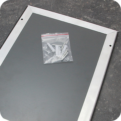 legatoria Cornice alluminio. scatto. A1 NERA NERA, ANGOLI SQUADRATI. Per fogli di dimensione A1(594x841mm). Dimensioni esterne: 625x870mm. Area visibile: 575x820mm. Altezza profilo: 25mm. La cornice � dotata di foglio protettivo in PVC trasparente antiriflesso.