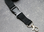 legatoria Cordoncino daCollo, portabadge estraibile, NERO con moschettone, fibbia in plastica e chiusura di sicurezza, cordoncino largo 20mm, lunghezza aperto 800mm LEG4106