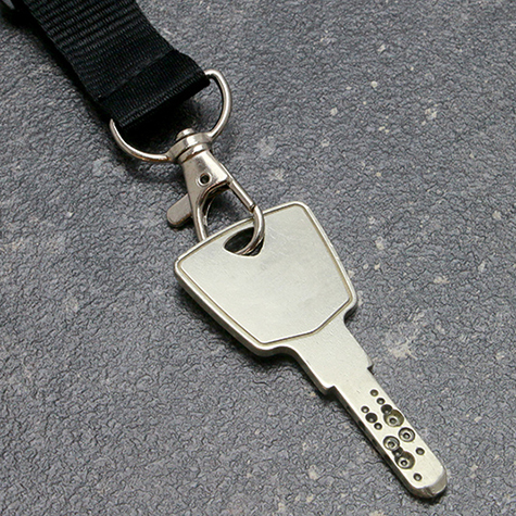 legatoria Cordoncino daCollo, portabadge estraibile, NERO con moschettone, fibbia in plastica e chiusura di sicurezza, cordoncino largo 20mm, lunghezza aperto 800mm.