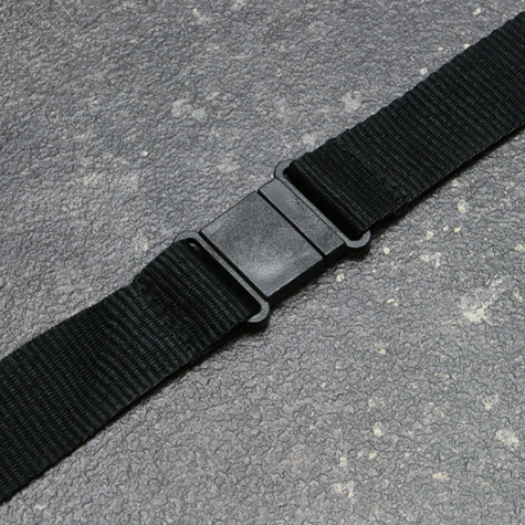 legatoria Cordoncino daCollo, portabadge estraibile, NERO con moschettone, fibbia in plastica e chiusura di sicurezza, cordoncino largo 20mm, lunghezza aperto 800mm.