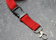 legatoria Cordoncino daCollo, portabadge estraibile, ROSSO con moschettone, fibbia in plastica e chiusura di sicurezza, cordoncino largo 20mm, lunghezza aperto 800mm LEG4108