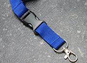 legatoria Cordoncino daCollo, portabadge estraibile, BLU con moschettone, fibbia in plastica e chiusura di sicurezza, cordoncino largo 20mm, lunghezza aperto 800mm.