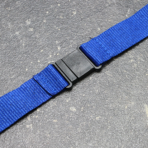 legatoria Cordoncino daCollo, portabadge estraibile, BLU con moschettone, fibbia in plastica e chiusura di sicurezza, cordoncino largo 20mm, lunghezza aperto 800mm.