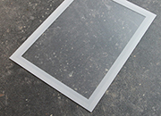 legatoria Cornice A5, ARGENTO il foglio protettivo trasparente antiriflesso  adeso con nastro magnetico di larghezza 8 mm e spessore 1.5mm. Per fogli di dimensione A5(148x210mm). Dimensioni esterne: 168x230mm. Area visibile: 138x200mm. Altezza profilo: 25mm..