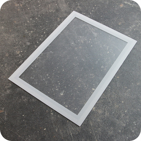 legatoria Cornice A5, ARGENTO il foglio protettivo trasparente antiriflesso  adeso con nastro magnetico di larghezza 8 mm e spessore 1.5mm. Per fogli di dimensione A5(148x210mm). Dimensioni esterne: 168x230mm. Area visibile: 138x200mm. Altezza profilo: 25mm..