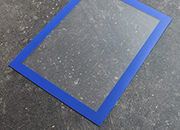 legatoria Cornice A4. BLU il foglio protettivo trasparente antiriflesso  adeso con nastro magnetico di larghezza 8 mm e spessore 1.5mm. Per fogli di dimensione A4(210x297mm). Dimensioni esterne: 317x230mm. Area visibile: 287x200mm. Altezza profilo: 25mm. LEG4117