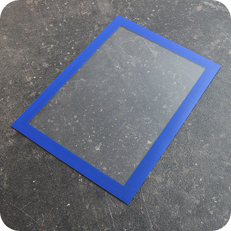 legatoria Cornice A4. BLU il foglio protettivo trasparente antiriflesso  adeso con nastro magnetico di larghezza 8 mm e spessore 1.5mm. Per fogli di dimensione A4(210x297mm). Dimensioni esterne: 317x230mm. Area visibile: 287x200mm. Altezza profilo: 25mm..