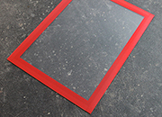 legatoria Cornice A5. ROSSO il foglio protettivo trasparente antiriflesso  adeso con nastro magnetico di larghezza 8 mm e spessore 1.5mm. Per fogli di dimensione A5(148x210mm). Dimensioni esterne: 168x230mm. Area visibile: 138x200mm. Altezza profilo: 25mm..