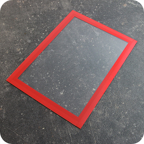 legatoria Cornice A5. ROSSO il foglio protettivo trasparente antiriflesso  adeso con nastro magnetico di larghezza 8 mm e spessore 1.5mm. Per fogli di dimensione A5(148x210mm). Dimensioni esterne: 168x230mm. Area visibile: 138x200mm. Altezza profilo: 25mm..