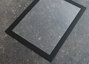 legatoria Cornice A5. NERO il foglio protettivo trasparente antiriflesso  adeso con nastro magnetico di larghezza 8 mm e spessore 1.5mm. Per fogli di dimensione A5(148x210mm). Dimensioni esterne: 168x230mm. Area visibile: 138x200mm. Altezza profilo: 25mm. LEG4114