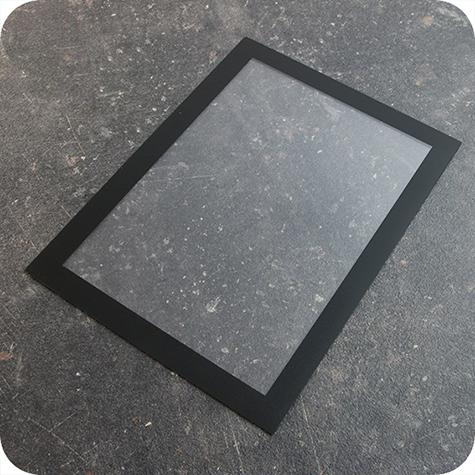 legatoria Cornice A5. NERO il foglio protettivo trasparente antiriflesso  adeso con nastro magnetico di larghezza 8 mm e spessore 1.5mm. Per fogli di dimensione A5(148x210mm). Dimensioni esterne: 168x230mm. Area visibile: 138x200mm. Altezza profilo: 25mm..