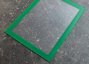 legatoria Cornice A4. VERDE il foglio protettivo trasparente antiriflesso  adeso con nastro magnetico di larghezza 8 mm e spessore 1.5mm. Per fogli di dimensione A3(297x420mm). Dimensioni esterne: 440x317mm. Area visibile: 410x287m. Altezza profilo: 25mm..