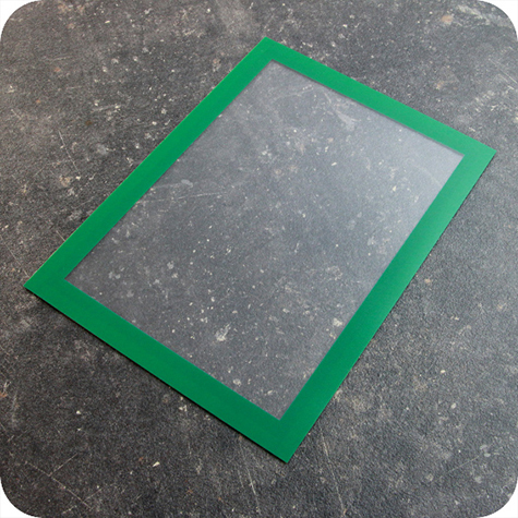 legatoria Cornice A5. VERDE il foglio protettivo trasparente antiriflesso  adeso con nastro magnetico di larghezza 8 mm e spessore 1.5mm. Per fogli di dimensione A5(148x210mm). Dimensioni esterne: 168x230mm. Area visibile: 138x200mm. Altezza profilo: 25mm..