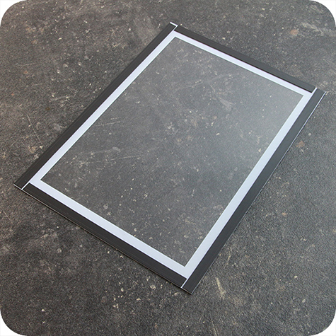 legatoria Cornice A5. VERDE il foglio protettivo trasparente antiriflesso  adeso con nastro magnetico di larghezza 8 mm e spessore 1.5mm. Per fogli di dimensione A5(148x210mm). Dimensioni esterne: 168x230mm. Area visibile: 138x200mm. Altezza profilo: 25mm..