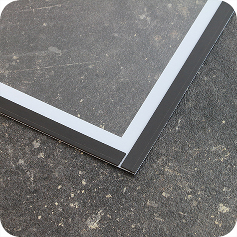 legatoria Cornice A4. VERDE il foglio protettivo trasparente antiriflesso  adeso con nastro magnetico di larghezza 8 mm e spessore 1.5mm. Per fogli di dimensione A4(210x297mm). Dimensioni esterne: 317x230mm. Area visibile: 287x200mm. Altezza profilo: 25mm..