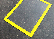 legatoria Cornice A4. GIALLO il foglio protettivo trasparente antiriflesso  adeso con nastro magnetico di larghezza 8 mm e spessore 1.5mm. Per fogli di dimensione A3(297x420mm). Dimensioni esterne: 440x317mm. Area visibile: 410x287m. Altezza profilo: 25mm..
