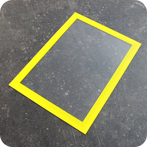 legatoria Cornice A5. GIALLO il foglio protettivo trasparente antiriflesso  adeso con nastro magnetico di larghezza 8 mm e spessore 1.5mm. Per fogli di dimensione A5(148x210mm). Dimensioni esterne: 168x230mm. Area visibile: 138x200mm. Altezza profilo: 25mm..