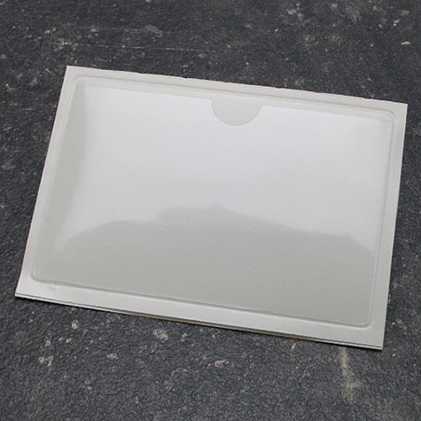 legatoria Portabiglietti da visita adesivo 90x60mm Business Card Pocket in vinile trasparente 120 micron, apertura sul lato lungo con intagliatura centrale per facilitare l'inserimento e l'estrazione del biglietto, il foglio frontale  ribassato e il retro  autoadesivo.