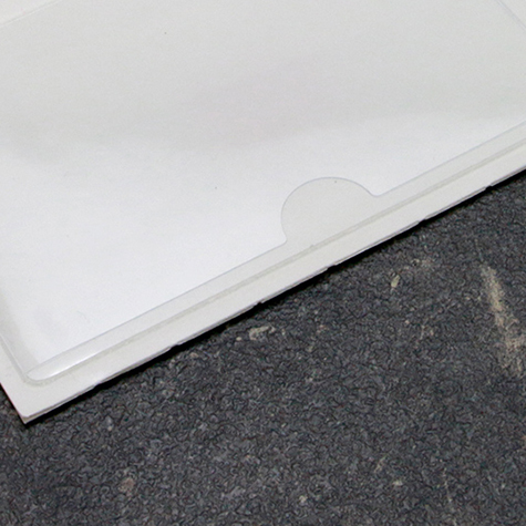 legatoria Portabiglietti da visita adesivo 90x60mm Business Card Pocket in vinile trasparente 120 micron, apertura sul lato lungo con intagliatura centrale per facilitare l'inserimento e l'estrazione del biglietto, il foglio frontale  ribassato e il retro  autoadesivo.