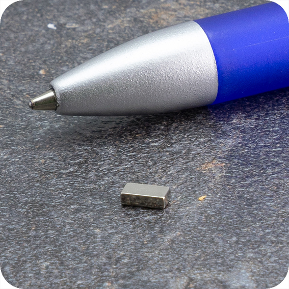 legatoria Calamita rettangolare. 5x2x1mm Calamita rettangolare in neodimio, grado magnetico 44H (forza di attrazione: 350g).