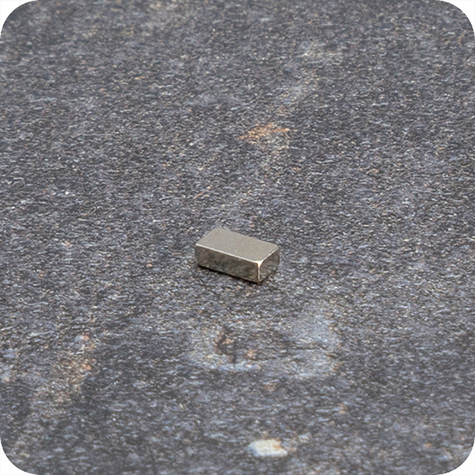 legatoria Calamita rettangolare. 5x2x1mm Calamita rettangolare in neodimio, grado magnetico 44H (forza di attrazione: 350g).