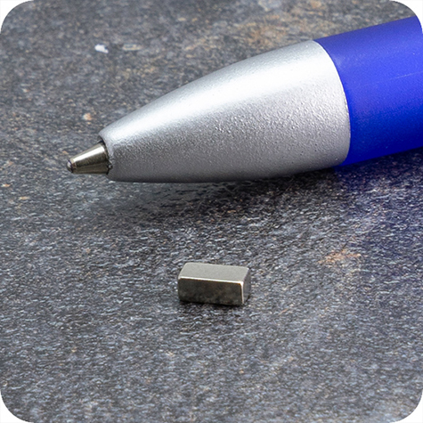 legatoria Calamita rettangolare. 5x2x2mm Calamita rettangolare in neodimio, grado magnetico 44H (forza di attrazione: 450g).