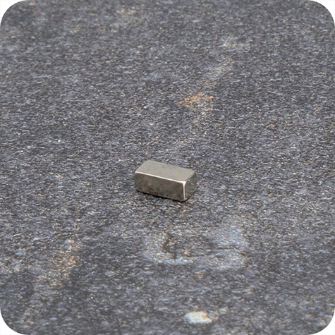 legatoria Calamita rettangolare. 5x2x2mm Calamita rettangolare in neodimio, grado magnetico 44H (forza di attrazione: 450g).
