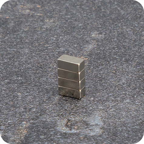 legatoria Calamita rettangolare. 5x2x2mm Calamita rettangolare in neodimio, grado magnetico 44H (forza di attrazione: 450g).