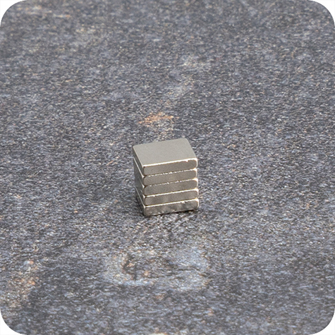 legatoria Calamita rettangolare. 5x4x1mm Calamita rettangolare in neodimio, grado magnetico N50 (forza di attrazione: 350g).