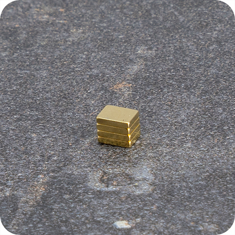 legatoria Calamita rettangolare. 5x4x1mm ORO. Calamita rettangolare in neodimio, grado magnetico N50 (forza di attrazione: 350g).