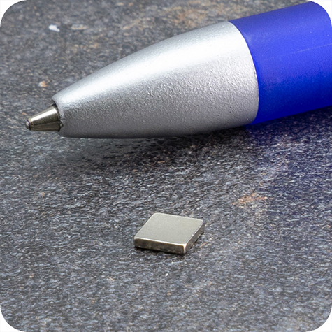legatoria Calamita rettangolare. 5x5x1mm Calamita rettangolare in neodimio, grado magnetico 44H (forza di attrazione: 350g).