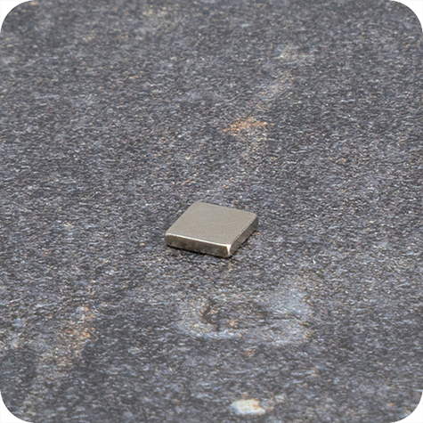 legatoria Calamita rettangolare. 5x5x1mm Calamita rettangolare in neodimio, grado magnetico 44H (forza di attrazione: 350g).
