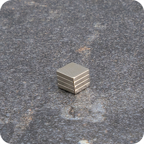 legatoria Calamita rettangolare. 5x5x1mm Calamita rettangolare in neodimio, grado magnetico 44H (forza di attrazione: 350g).