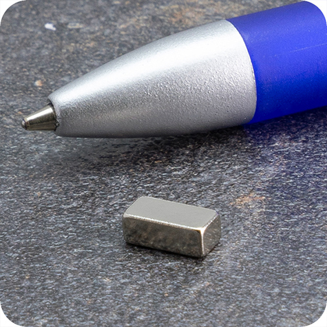 legatoria Calamita rettangolare. 8x4x3mm Calamita rettangolare in neodimio, grado magnetico N45 (forza di attrazione: 900g).