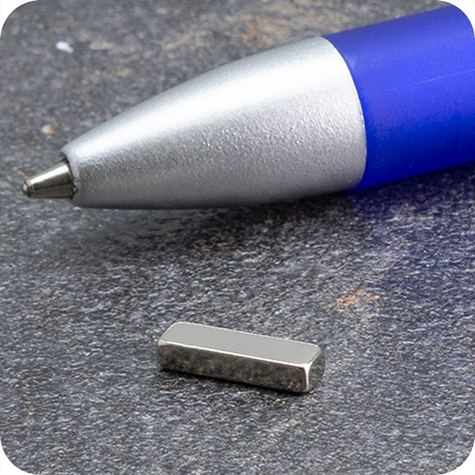 legatoria Calamita rettangolare. 10x3x2mm Calamita rettangolare in neodimio, grado magnetico 44H (forza di attrazione: 700g).