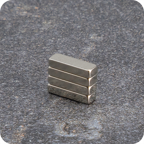legatoria Calamita rettangolare. 10x3x2mm Calamita rettangolare in neodimio, grado magnetico 44H (forza di attrazione: 700g).