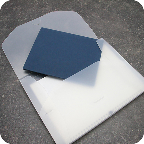 legatoria Scatola portadocumenti A4 TRASPARENTE opaco, in pesante polipropilene da 800 micron, aperta sul lato lungo, formato A4 (235x320x20 mm). Con patella di chiusura .