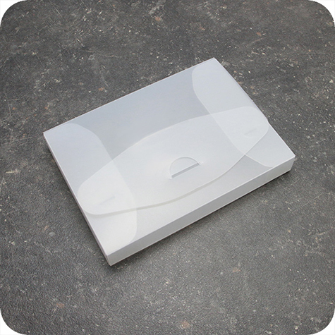 legatoria Scatola portadocumenti A5 TRASPARENTE opaco, in pesante polipropilene da 800 micron, aperta sul lato lungo, formato A5 (160x220x27mm). Con patella di chiusura .