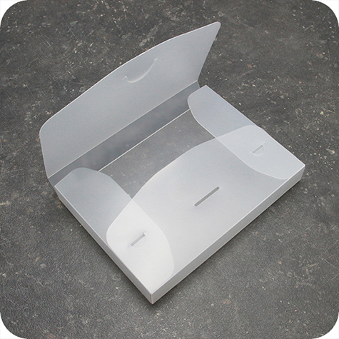 legatoria Scatola portadocumenti A5 TRASPARENTE opaco, in pesante polipropilene da 800 micron, aperta sul lato lungo, formato A5 (160x220x27mm). Con patella di chiusura .