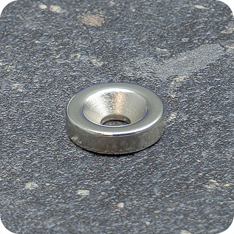 legatoria Magnete con foro svasato, 15mm NICHELATO, in metallo, con magnete al neodimio N35. Diametro: 15mm, altezza: 4mm, larghezza foro: 4.5-9.5mm (forza di attrazione:3000g).