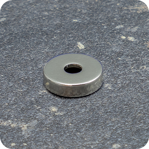 legatoria Magnete con foro svasato, 15mm NICHELATO, in metallo, con magnete al neodimio N35. Diametro: 15mm, altezza: 4mm, larghezza foro: 4.5-9.5mm (forza di attrazione:3000g).