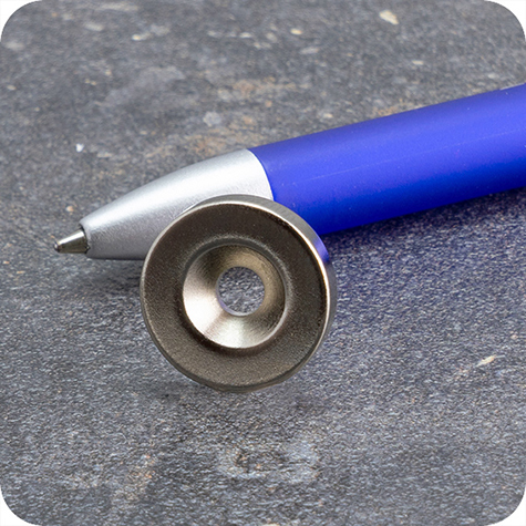 legatoria Magnete con foro svasato, 18mm NICHELATO, in metallo, con magnete al neodimio N35. Diametro: 18mm, altezza: 4mm, larghezza foro: 4.5-9.5mm (forza di attrazione:4000g).