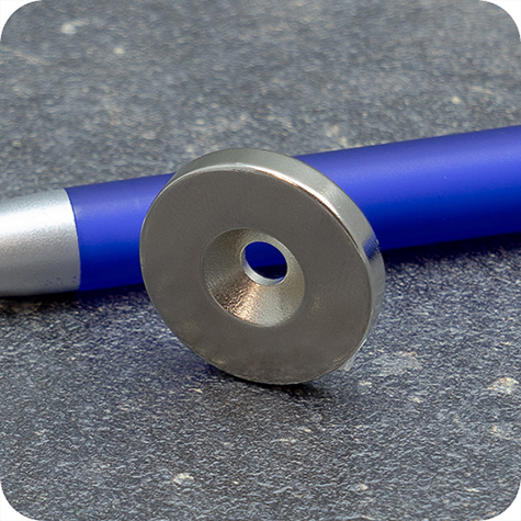 legatoria Magnete con foro svasato, 23mm NICHELATO, in metallo, con magnete al neodimio N35. Diametro: 23mm, altezza: 4mm, larghezza foro: 4.5-9.5mm (forza di attrazione:6500g).