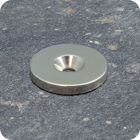 legatoria Magnete con foro svasato, 27mm NICHELATO, in metallo, con magnete al neodimio N35. Diametro: 27mm, altezza: 4mm, larghezza foro: 4.5-9.5mm (forza di attrazione:8000g).