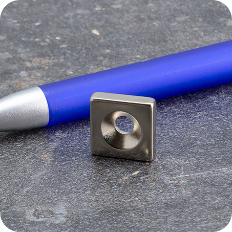 legatoria Magnete con foro svasato, 15x15mm NICHELATO, in metallo, con magnete al neodimio N35. Dimensioni: 15x15mm, altezza: 4mm, larghezza foro: 4.5-9.5mm (forza di attrazione:4000g).