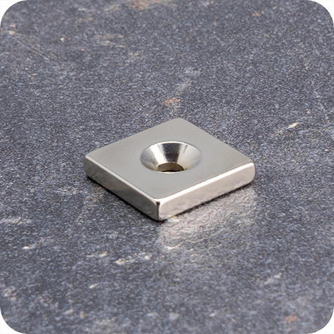 legatoria Magnete con foro svasato, 20x20mm NICHELATO, in metallo, con magnete al neodimio N35. Dimensioni: 20x20mm, altezza: 4mm, larghezza foro: 4.5-9.5mm (forza di attrazione: 7500g).