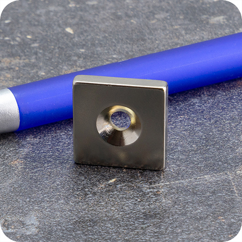 legatoria Magnete con foro svasato, 20x20mm NICHELATO, in metallo, con magnete al neodimio N35. Dimensioni: 20x20mm, altezza: 4mm, larghezza foro: 4.5-9.5mm (forza di attrazione: 7500g).